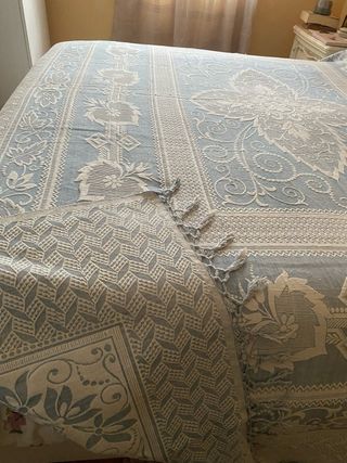 Copriletto primaverile azzurro e bianco