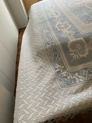 Copriletto primaverile azzurro e bianco