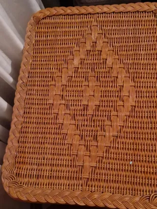 Mesitas de noche de mimbre con tapa de cristal