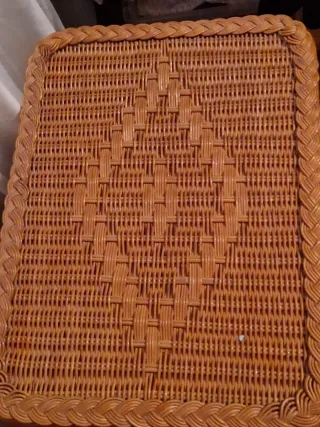 Mesitas de noche de mimbre con tapa de cristal