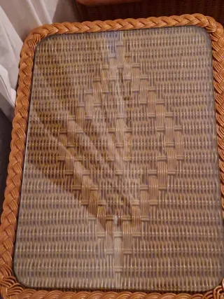 Mesitas de noche de mimbre con tapa de cristal