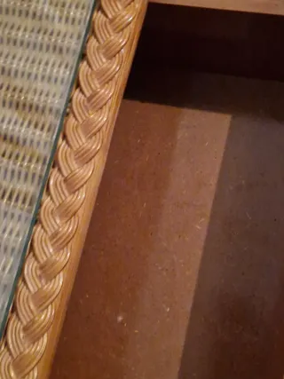 Mesitas de noche de mimbre con tapa de cristal