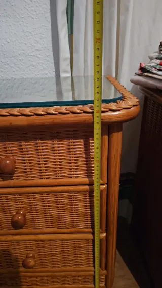 Mesitas de noche de mimbre con tapa de cristal