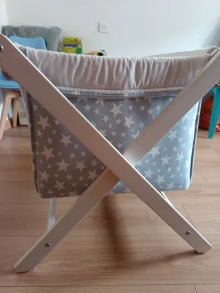 Minicuna blanca con estrellas