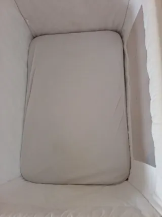 Minicuna blanca con estrellas