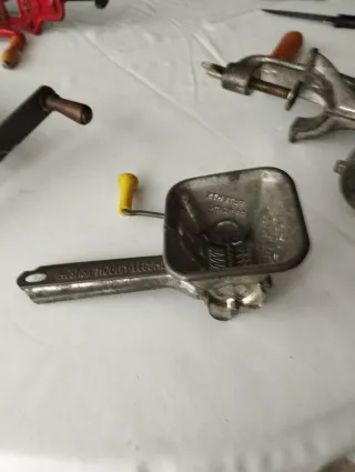 Antiguo molinillo hierbas Moulin Persil