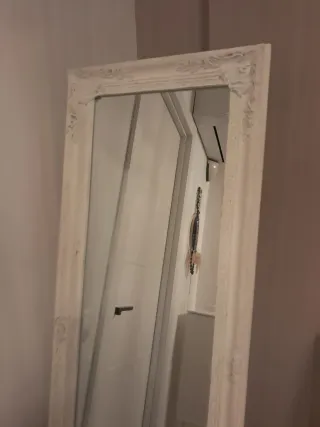 Espejo de pie blanco con relieve