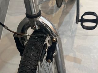 Bicicleta BMX plateada