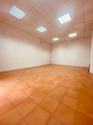 Local comercial en venta en El Juncal - Av. de la Paz en Sevilla