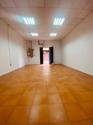 Local comercial en venta en El Juncal - Av. de la Paz en Sevilla