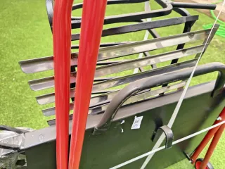 Barbacoa metálica negra y roja sin usar