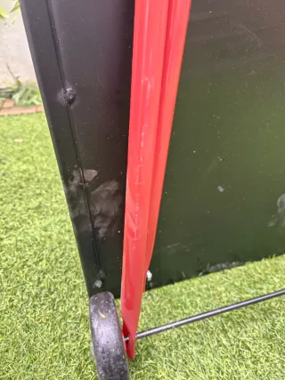 Barbacoa metálica negra y roja sin usar