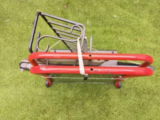 Barbacoa metálica negra y roja sin usar