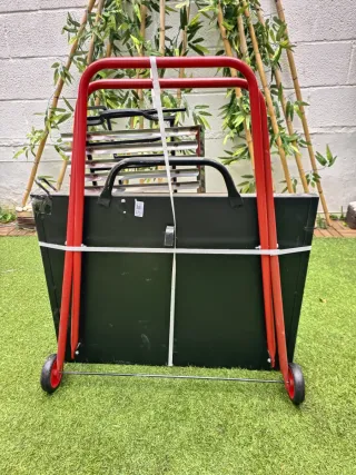 Barbacoa metálica negra y roja sin usar