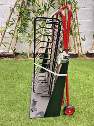 Barbacoa metálica negra y roja sin usar