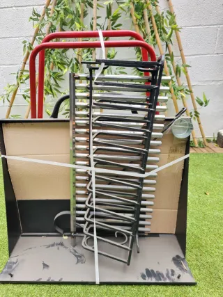 Barbacoa metálica negra y roja sin usar