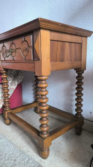 Mesita de noche antigua de madera