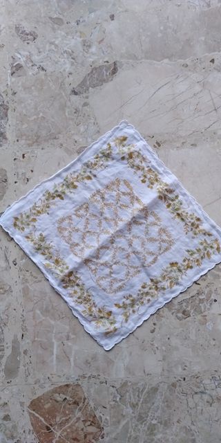 Centrino mobile in tessuto dorato e bianco