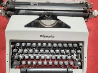 Macchina da scrivere Olympia anni '60