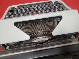 Macchina da scrivere Olympia anni '60