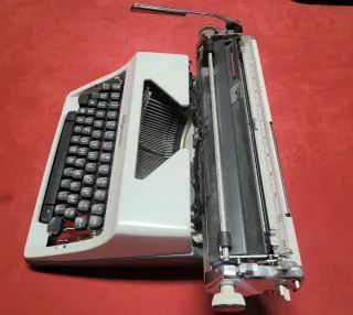 Macchina da scrivere Olympia anni '60