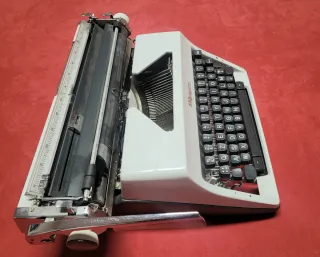 Macchina da scrivere Olympia anni '60