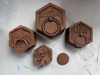 Lotto di 5 antichi pesi esagonali