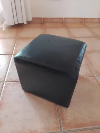 Reposapiés de polipiel negro