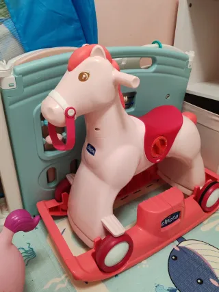 Cavallo al galoppo / dondolo Chicco Miss Rodeo 18m+