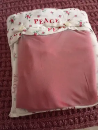 Pijama blanco con estampado floral y texto