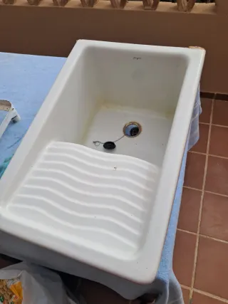 Pila lavadero con pie metálico y sifón