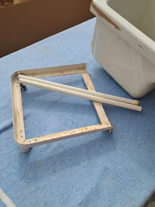 Pila lavadero con pie metálico y sifón