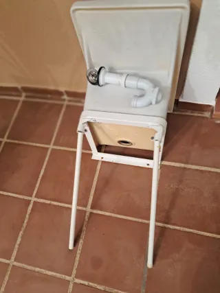 Pila lavadero con pie metálico y sifón