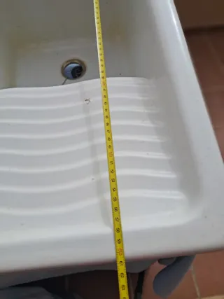 Pila lavadero con pie metálico y sifón