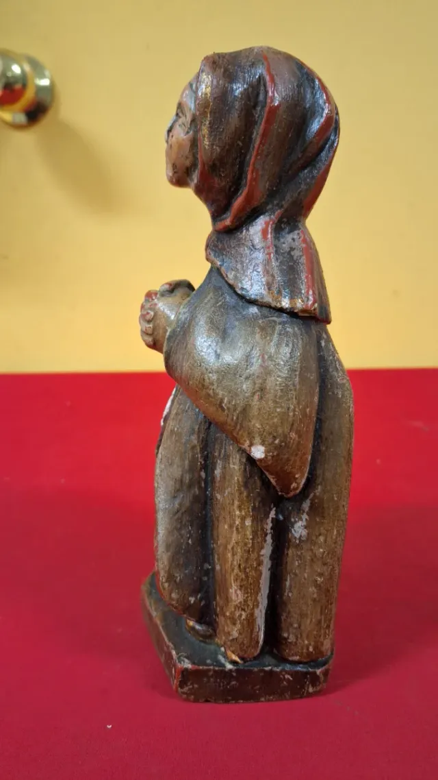 Antigua talla de madera religiosa
