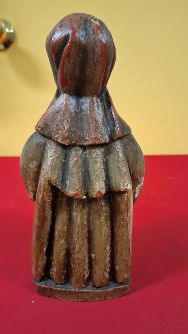 Antigua talla de madera religiosa