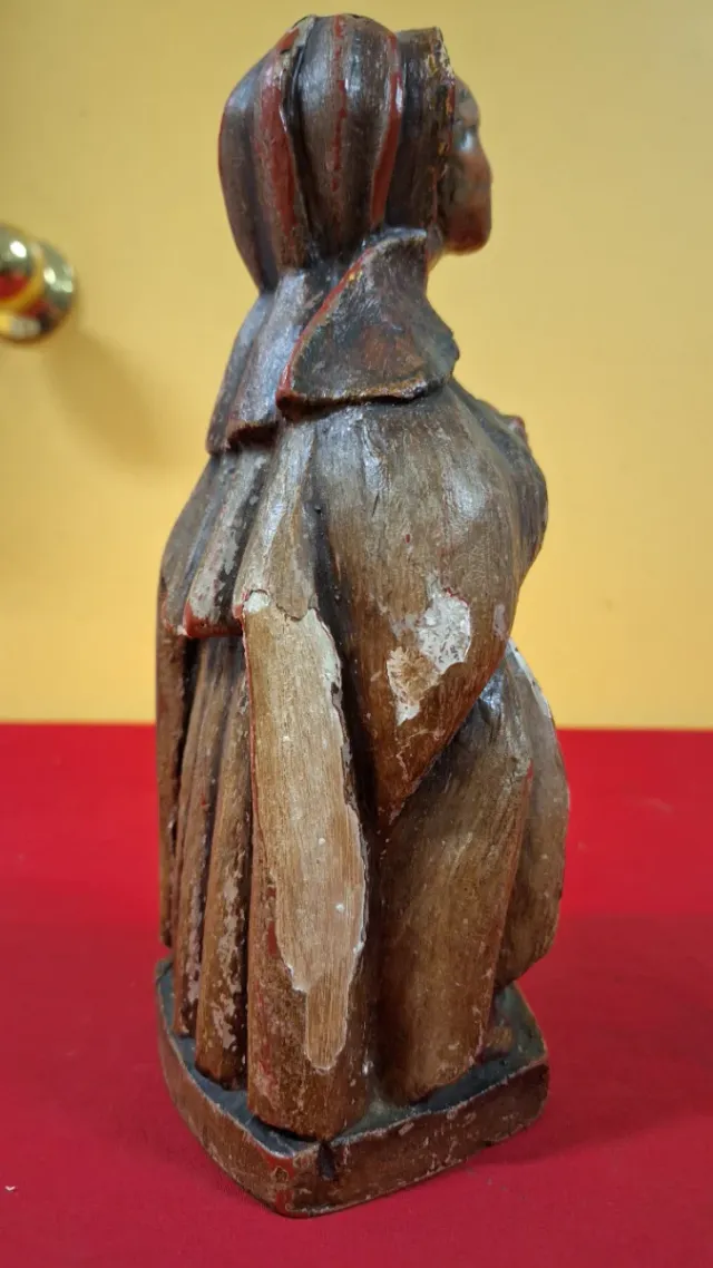 Antigua talla de madera religiosa