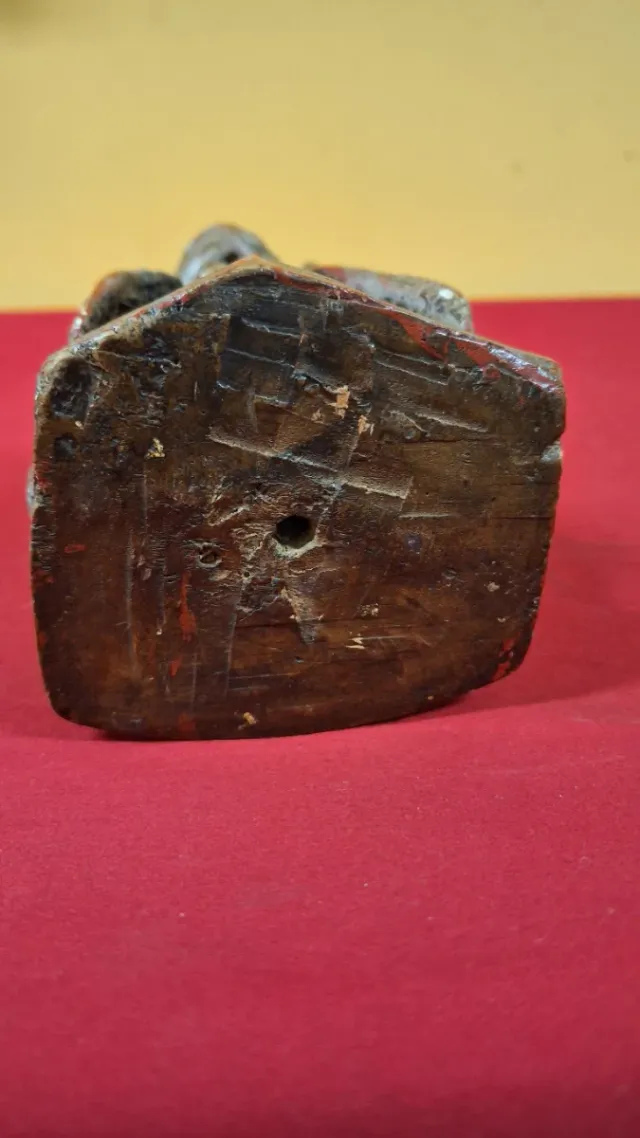Antigua talla de madera religiosa