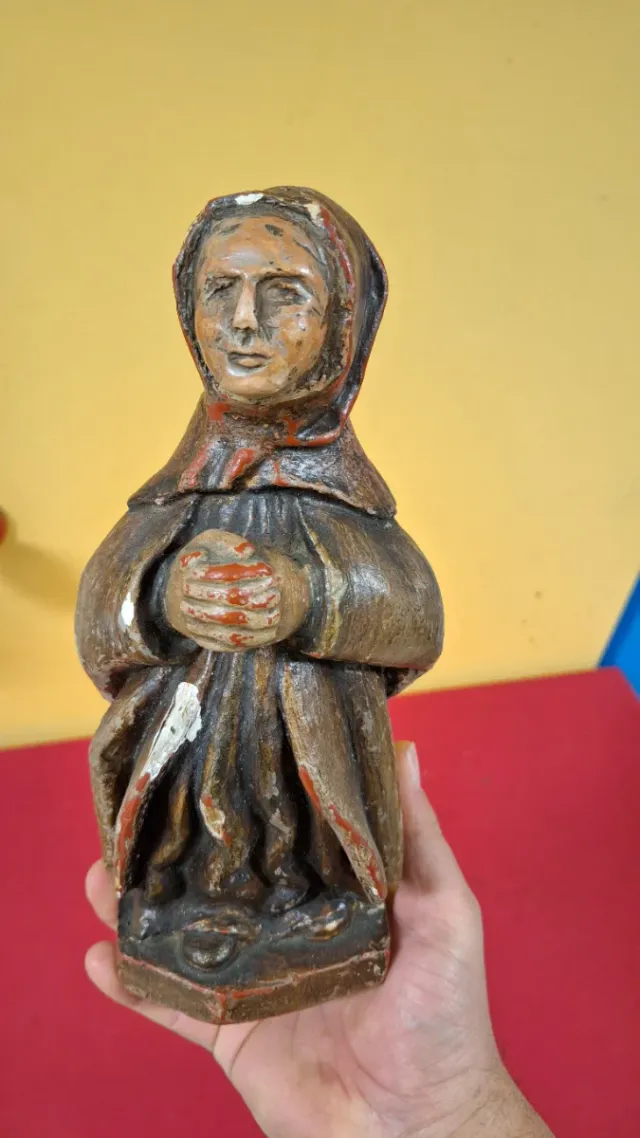 Antigua talla de madera religiosa