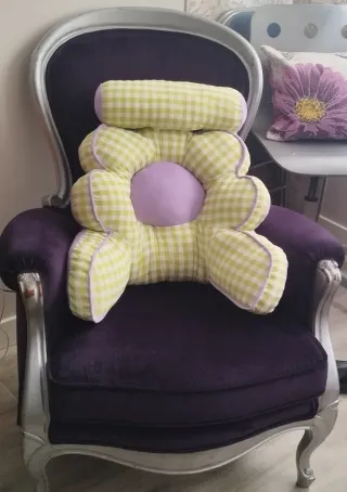 Cojín decorativo flor verde y lila