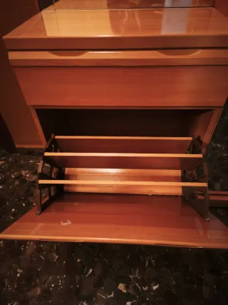 Mueble recibidor madera y cristal