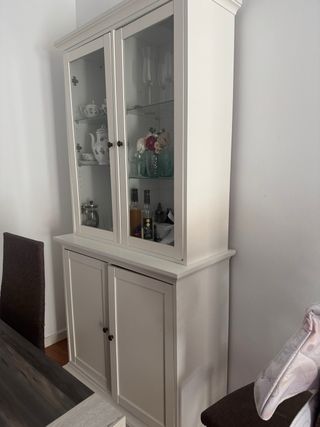 Mueble de salón blanco y cristal