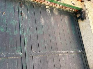 Puerta de garaje con 4 hojas de madera.