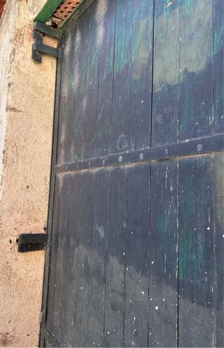 Puerta de garaje con 4 hojas de madera.