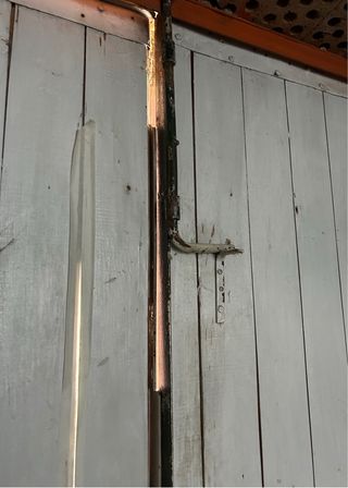 Puerta de garaje con 4 hojas de madera.