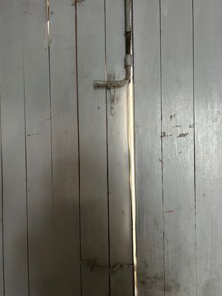 Puerta de garaje con 4 hojas de madera.