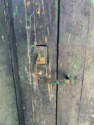 Puerta de garaje con 4 hojas de madera.