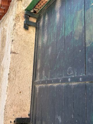 Puerta de garaje con 4 hojas de madera.