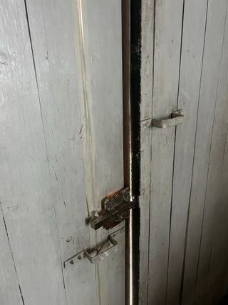 Puerta de garaje con 4 hojas de madera.