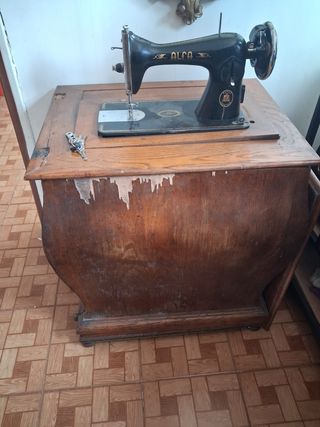 Máquina coser ALFA antigua con mueble